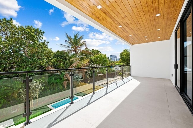 Building Photo - 2324 SW 26th St