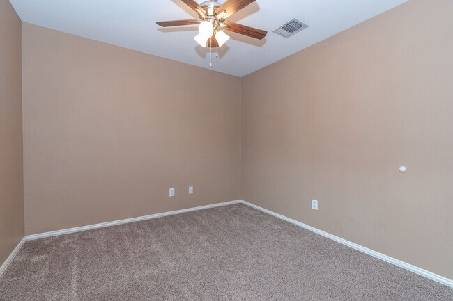 Building Photo - Spacious Three Bedroom Home!!