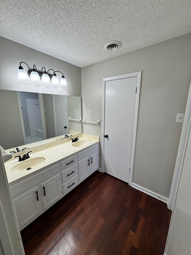 Building Photo - 2302 Hawksmoor Pl