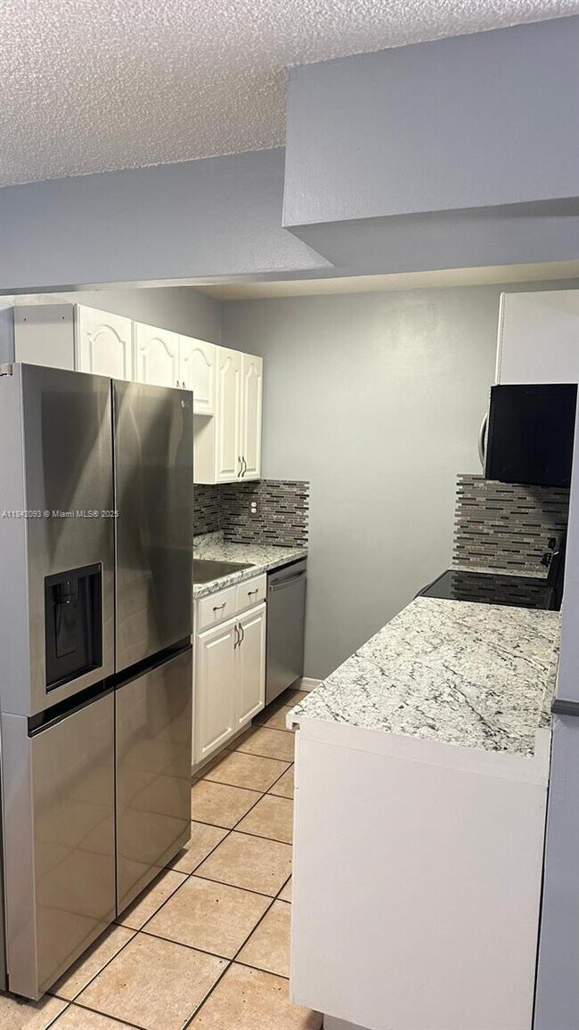 Building Photo - 10780 N Kendall Dr