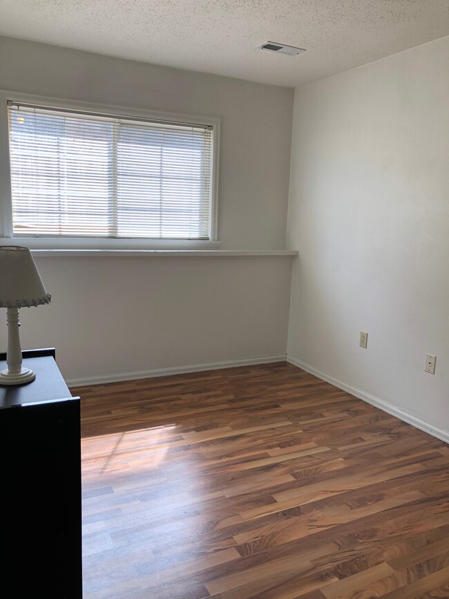 Building Photo - Open Tri-Level Townhome With Tons Of Space...