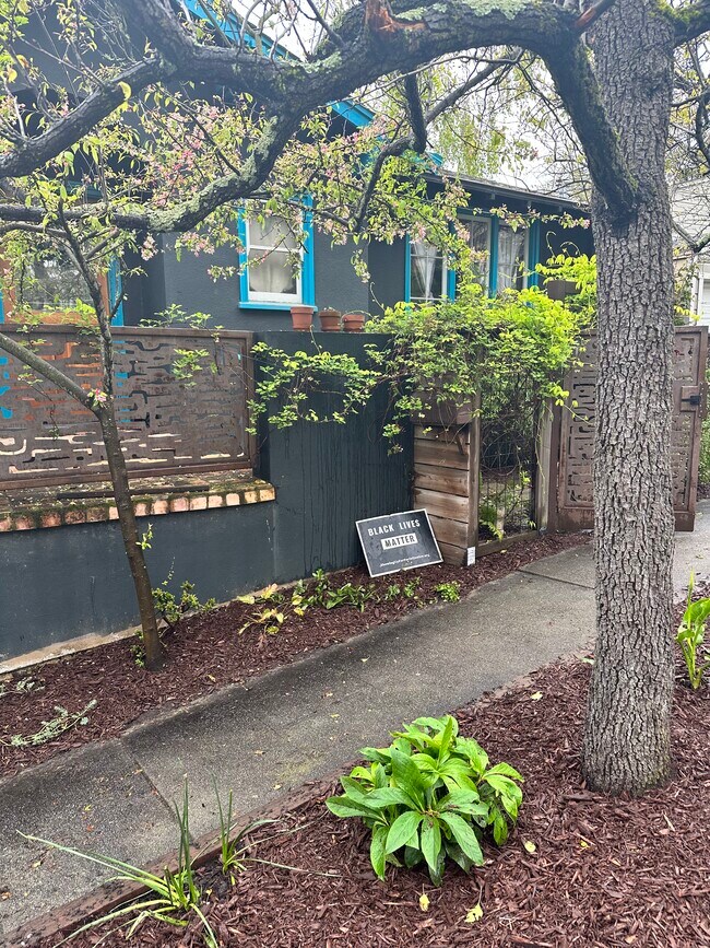 Building Photo - 890 Cragmont Ave