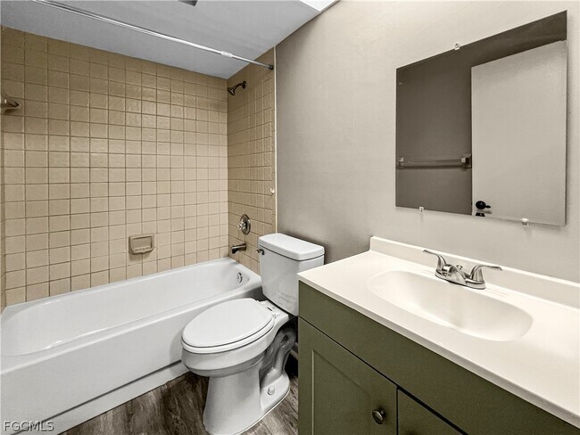 Building Photo - 4530 SW 10th Ave