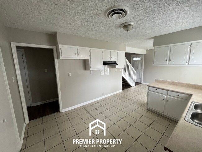 Building Photo - 3-Bedroom Single-Family Home for Rent in Memphis, TN - Vaulted Ceilings & Fenced Yard