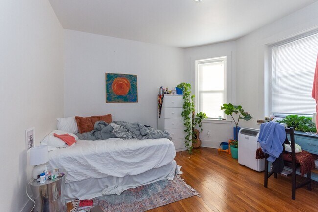 Building Photo - Brighton Ave in Allston - 4bed / 1bath $4400