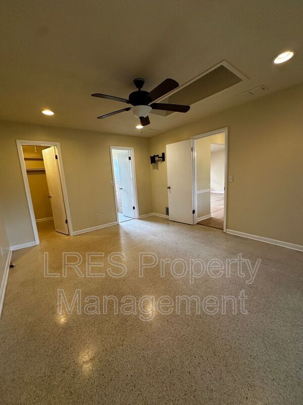 Building Photo - 2719 Merrie Oaks Rd