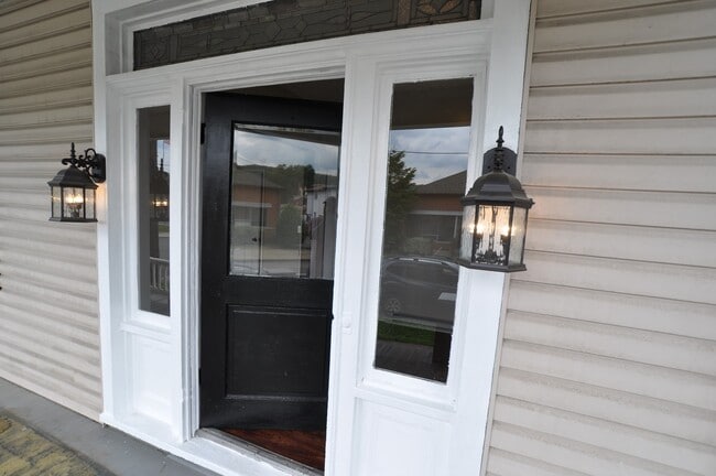 Building Photo - Large 1-Bedroom Apartment NO APPLICATION FEE!! (Beaver Falls)