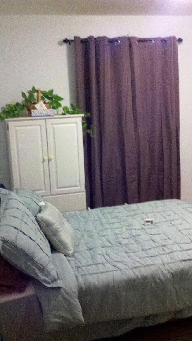 Building Photo - 232 Roxbury Rd