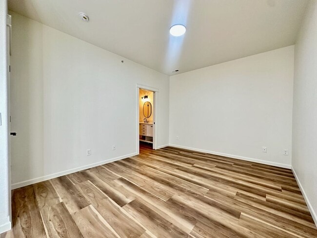 Building Photo - Cute little gated community 3 bed 2.5 bath...
