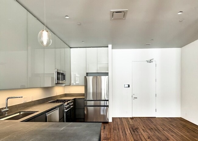 Building Photo - 520 State Rd