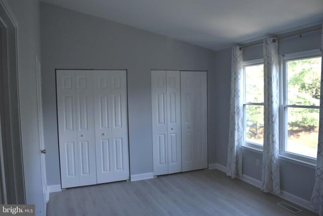 Building Photo - 12 Swiss Ct