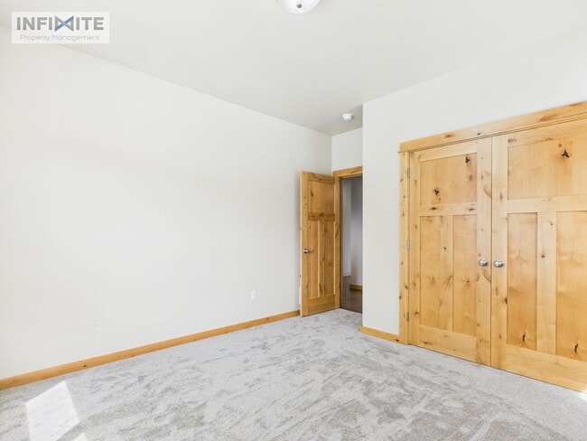 Building Photo - 3 Bedroom with Attached Garage