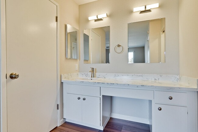 Building Photo - Newly Remodeled 3BR, 2BA, 1,117sf Duplex w...