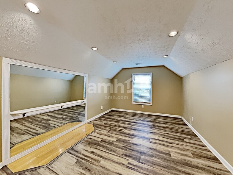 Building Photo - 1454 Chamirey Dr SW