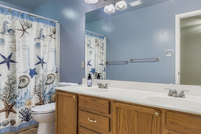 Building Photo - Stunning 3 bedroom home with Easy access t...