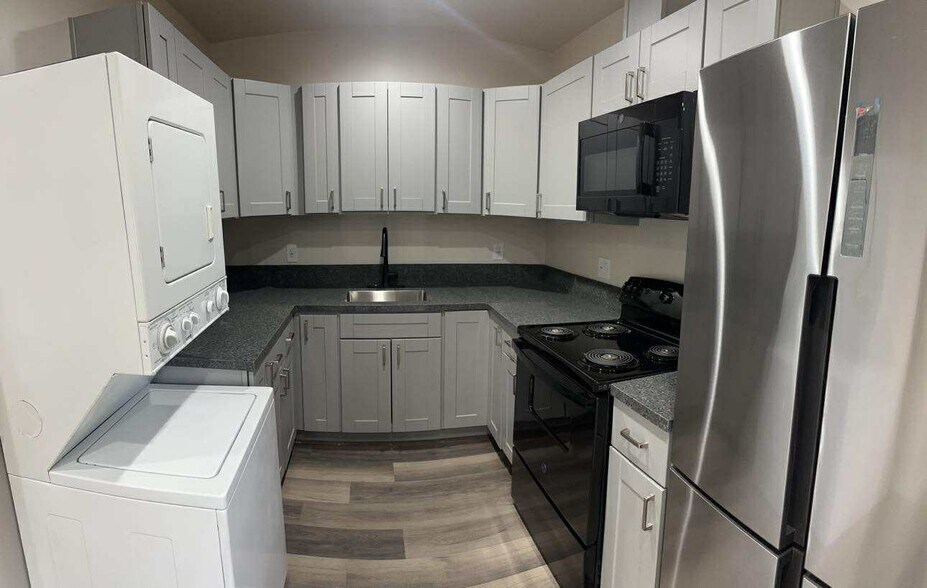 Building Photo - 4760 Voltaire St