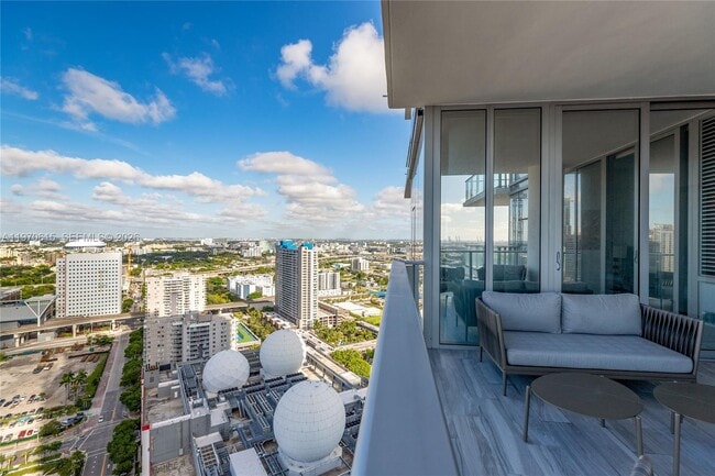 Building Photo - 851 NE 1st Ave