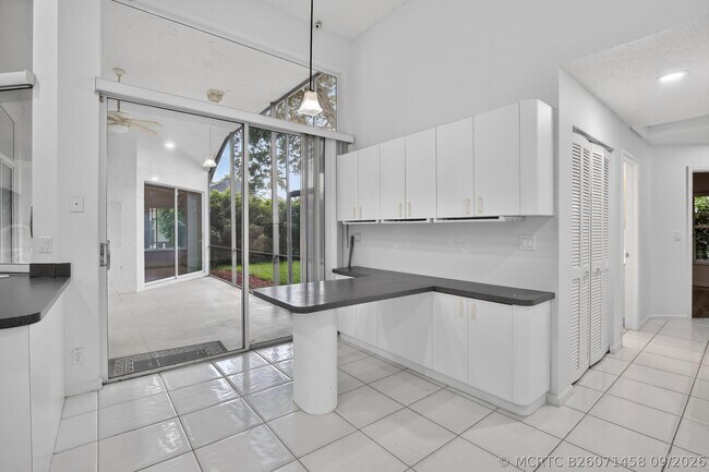 Building Photo - 924 Spoonbill Cir