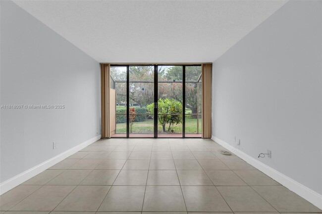 Building Photo - 1341 E Golfview Dr