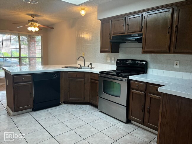 Building Photo - 1321 Overlook Dr