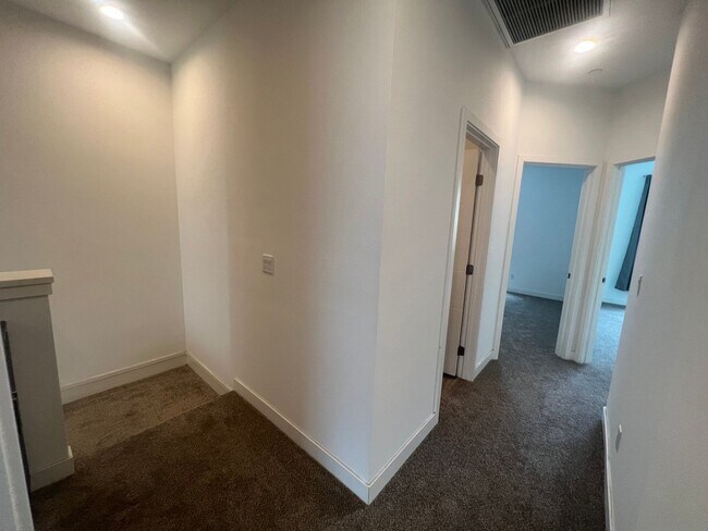 Building Photo - Completely upgraded large townhome with solar!!