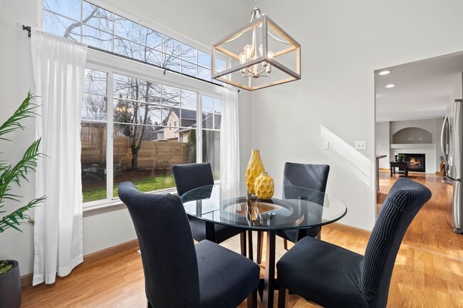 Building Photo - Immaculate 3 bed with lg fenced yard