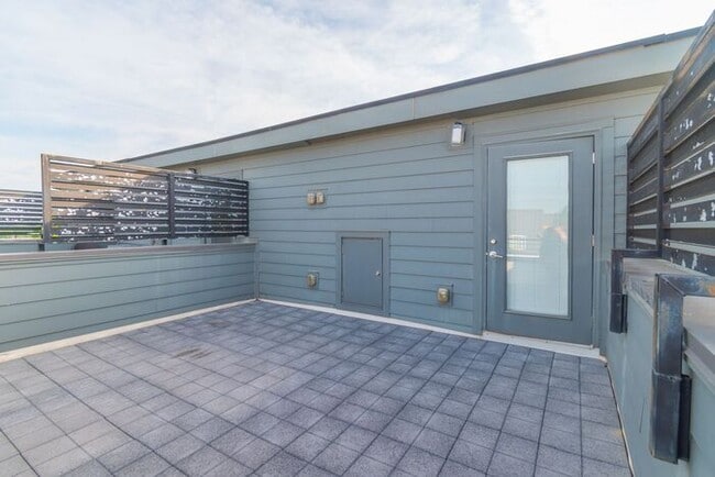 Building Photo - Beautiful Modern Townhome in South End Available 5/1!