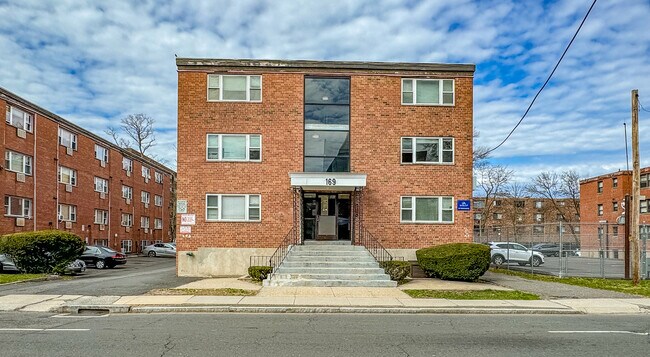 Building Photo - 165 Sigourney St
