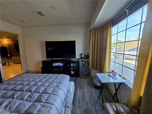 Building Photo - 2755 Mann St