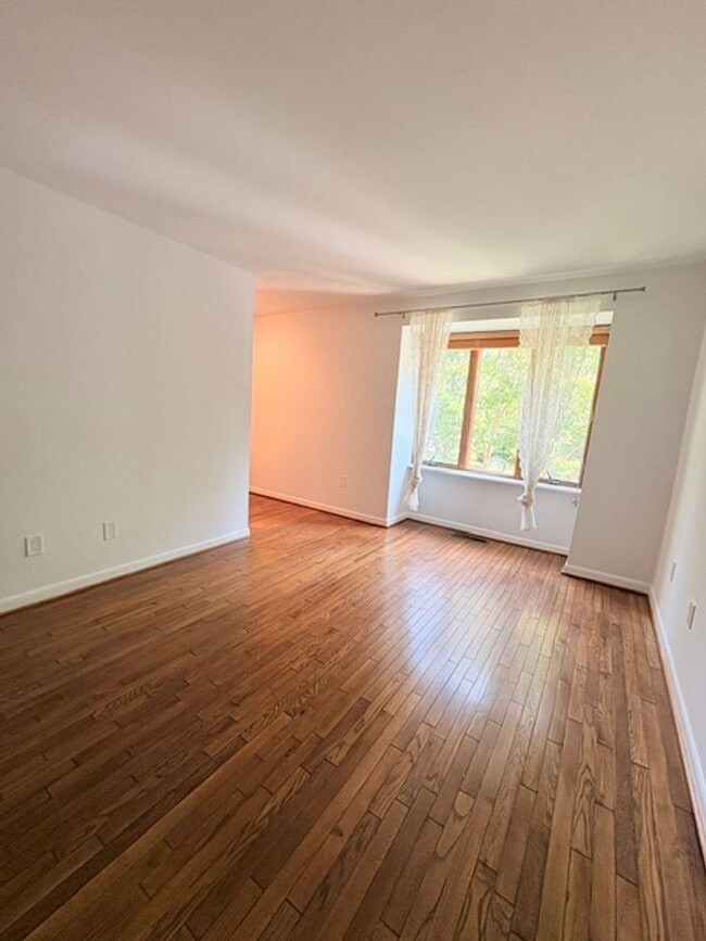 Building Photo - 2071 Golf Course Dr