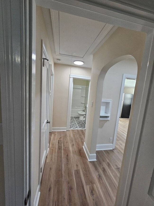 Building Photo - 610 Lynwood Ave NE