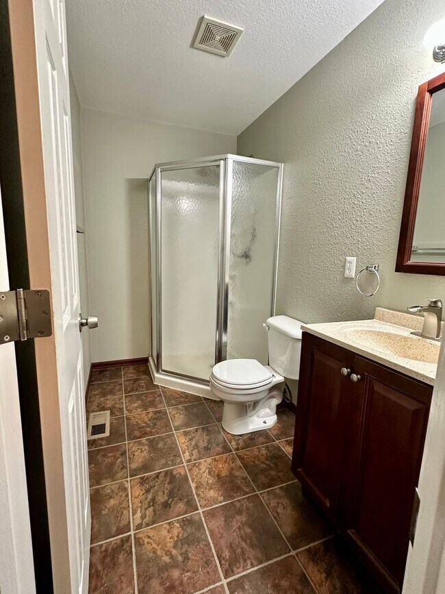 Building Photo - Updated 5-Bedroom Windsor Home - Available...