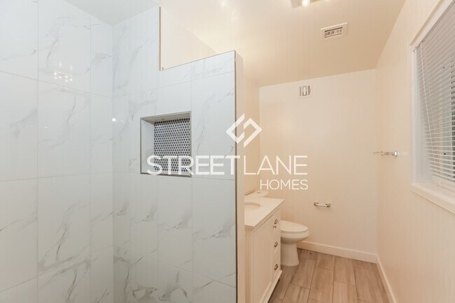 Building Photo - Spacious 4 bedroom home with a POOL in Pho...