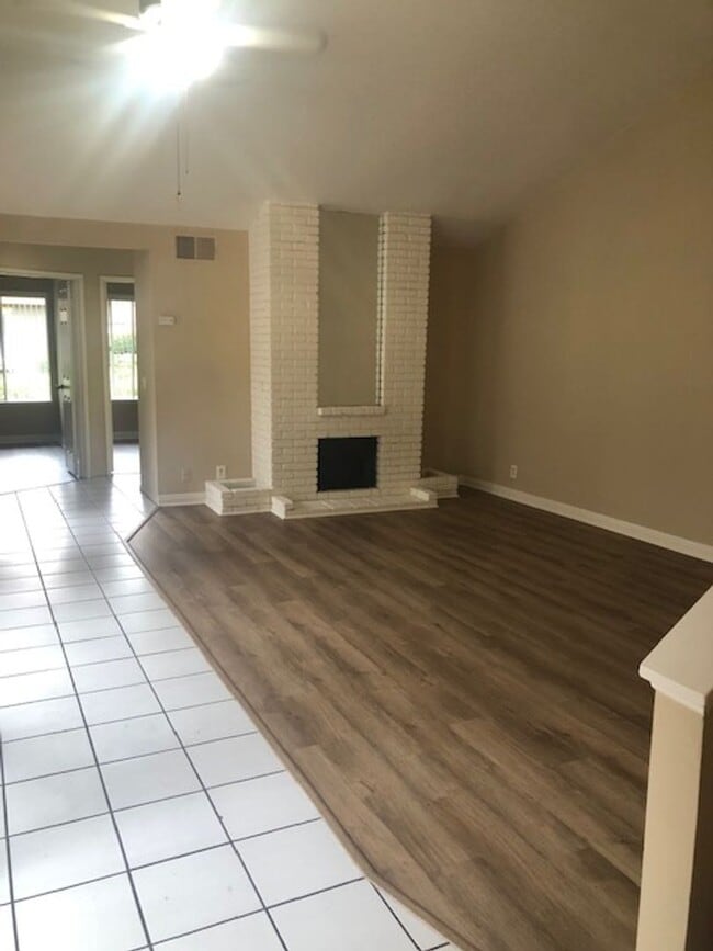 Building Photo - Beautifully Updated 3 Bed/2 Bath Single Fa...