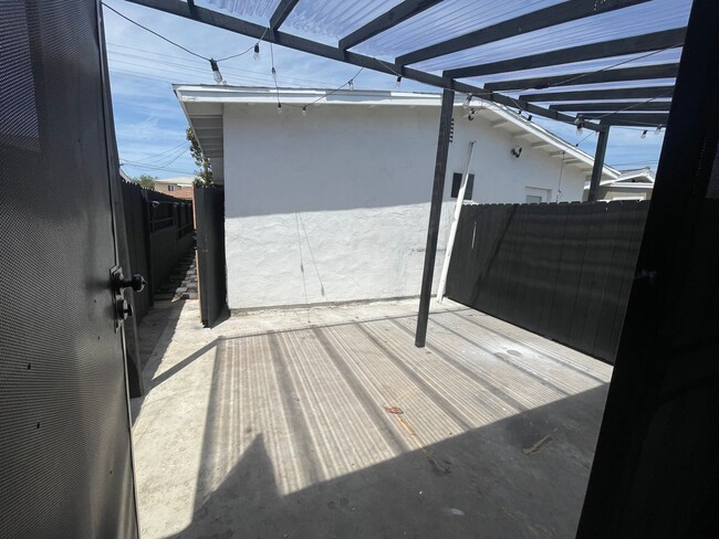 Building Photo - 2 bedroom 2 full bathrooms - Centrally loc...