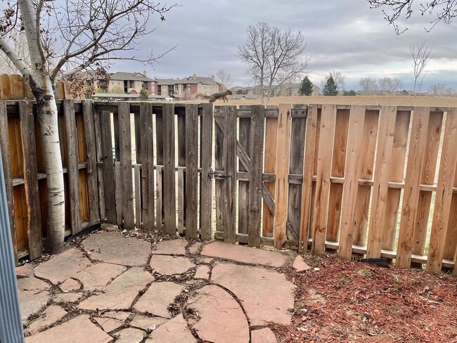 Building Photo - Well Maintained 2 BR/1BA Townhome Convenie...