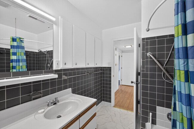 Building Photo - 2205 Country Club Dr