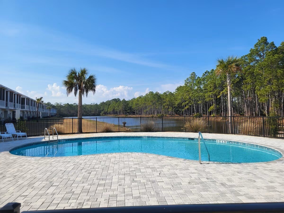Community Pool - 112 Kara Lake Dr