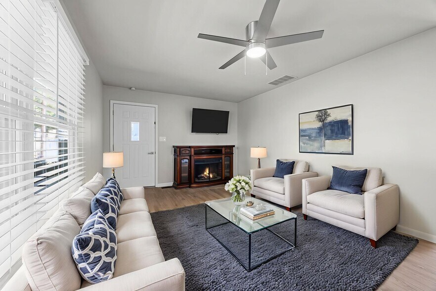 Living room - 115 E Sycamore Rd