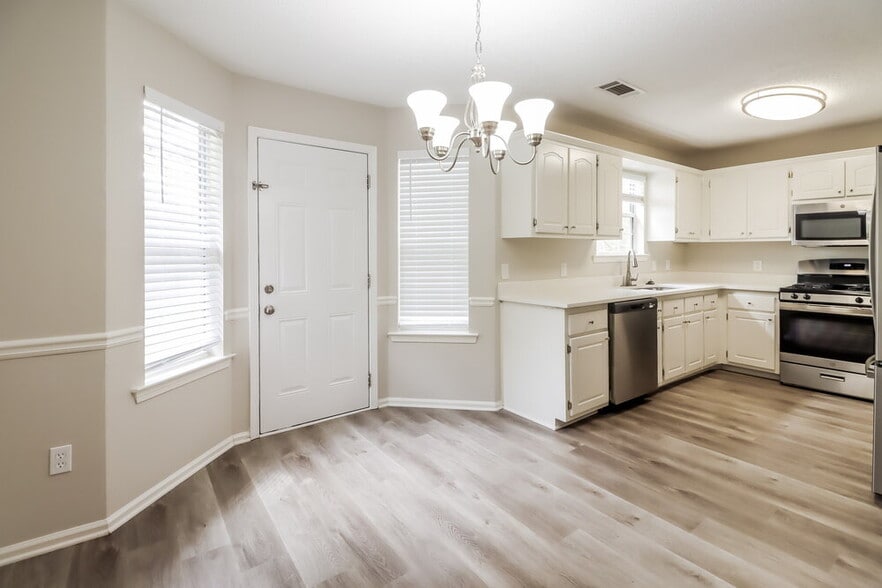 Building Photo - 1422 N Hampton Dr