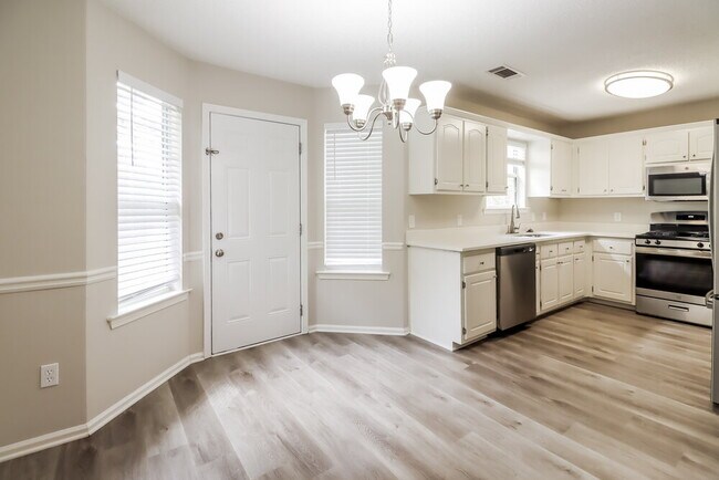 Building Photo - 1422 N Hampton Dr