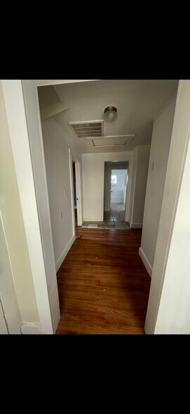 Building Photo - 208 Buckingham St