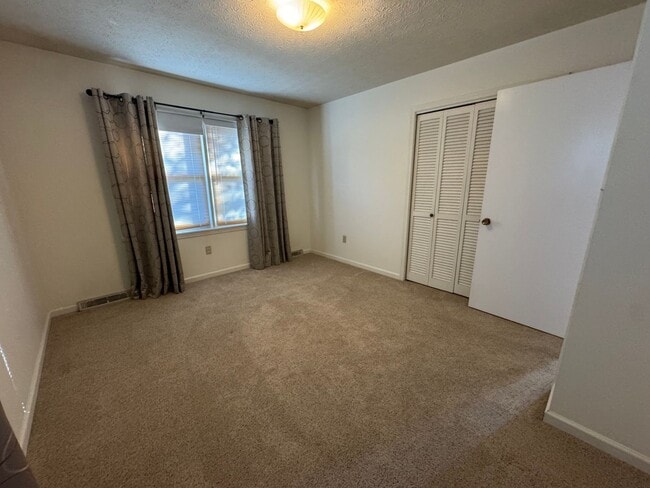 Building Photo - Spacious three bedroom, two bathroom with ...