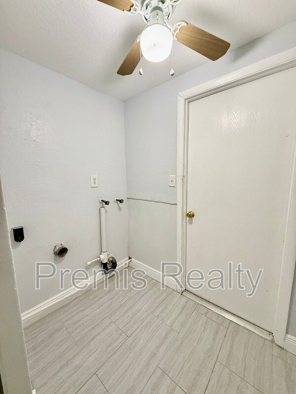 Building Photo - 11950 107th Ave N