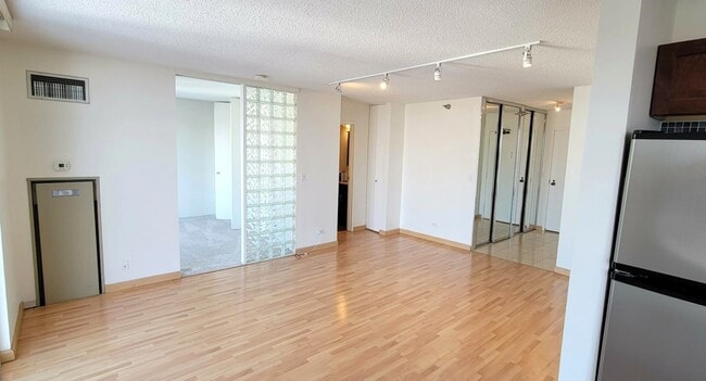 Building Photo - 1212N N La Salle Dr