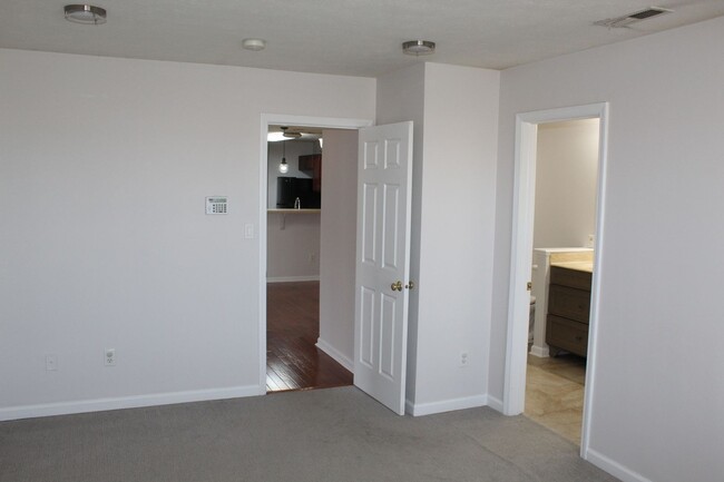 Building Photo - Maintenace Free 3 Bedroom in Avon!