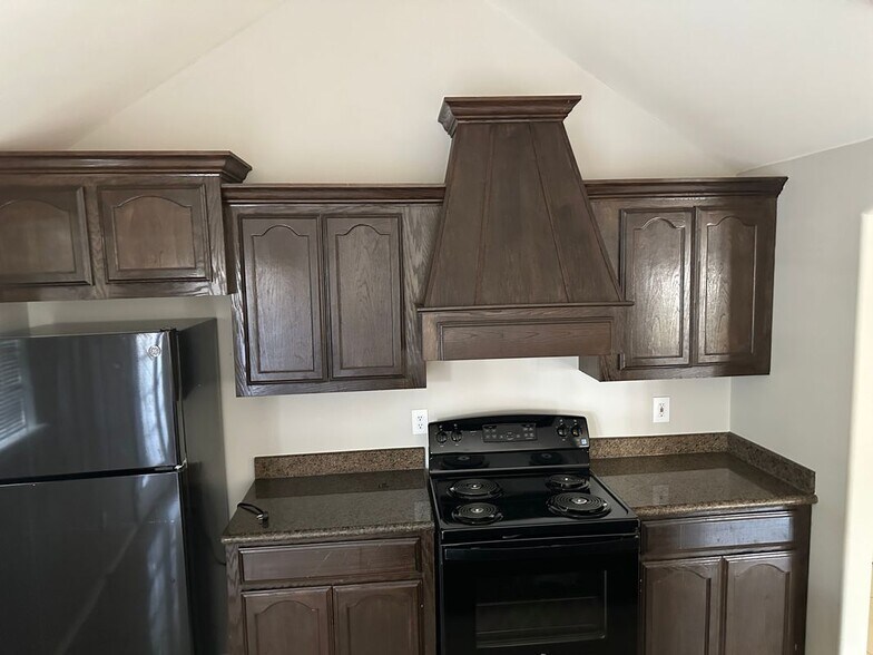 Building Photo - 720 S Logan Dr