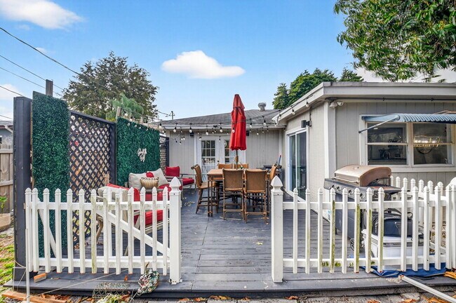 Building Photo - 320 Riverdale Rd