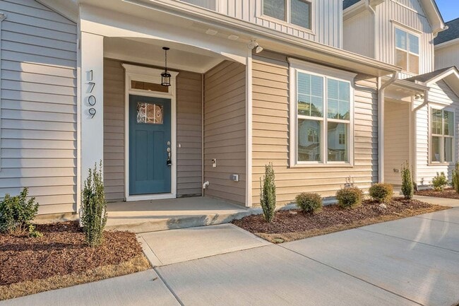 Building Photo - 3/3 Townhome beside Centennial Campus & Cl...