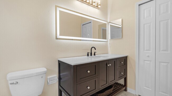 Building Photo - Single Story 3 bedroom 2 bathroom rental h...